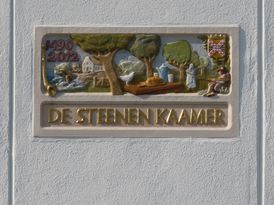 848550 Afbeelding van de gevelsteen 'De Steenen Kamer 1490-2012' in de gevel van boerderij De Steenen Kamer ...